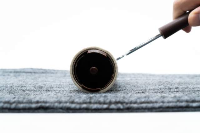 粘着ローラーを使用する様子 - 洗えるコロコロ粘着ローラーはカーペット掃除に不向き？